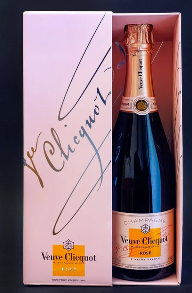 Champagne Veuve Clicquot Rose Bouteille en coffret rose sur fond noir — Photo