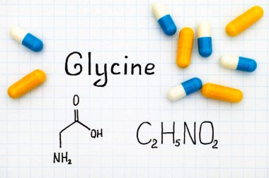 Glisin kimyasal formülü ile bazı haplar.