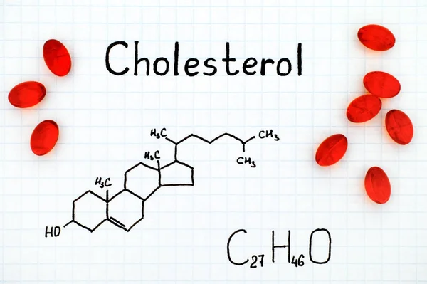 いくつかの赤い薬とコレステロールの化学式 — ストック写真