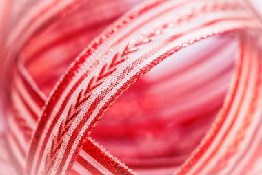 Kırmızı hediye şerit.