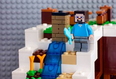 Lego Minecraft. Steve şelale Bankası üstüne.