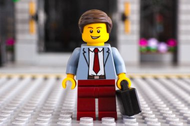 Lego işadamı bavul ile sokakta kal.