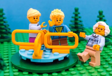 Lego çocuklar oyun alanında kendi büyükannesi ile oynamak.