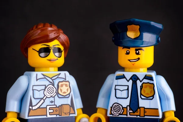 Portret policjanta i policjantka figurki Lego na czarny — Zdjęcie stockowe