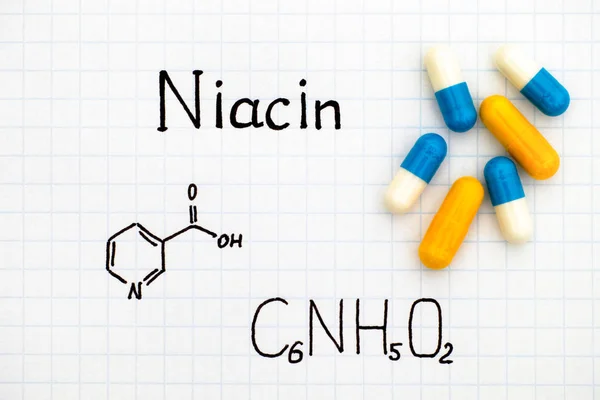 Kemisk formel av Niacin med några piller. — Stockfoto