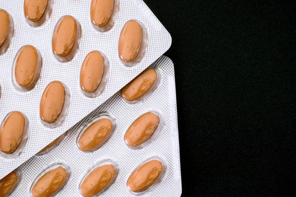 Dos ampollas con píldoras medicinales sobre fondo negro . —  Fotos de Stock