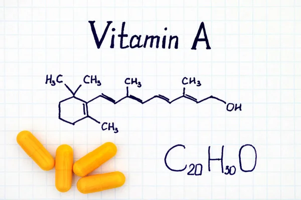 ビタミン A と黄色い丸薬の化学式. — ストック写真