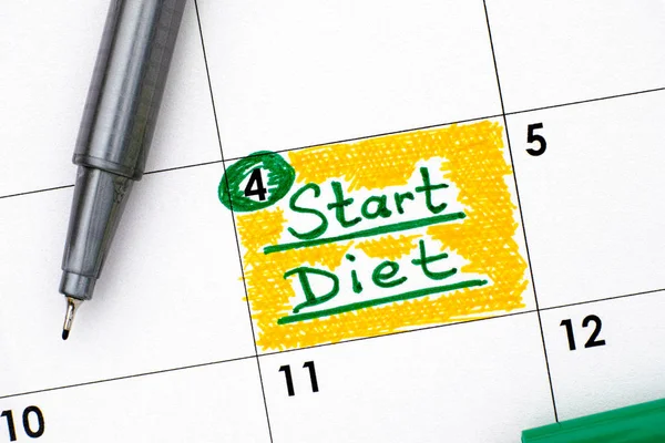 Påminnelse starta Diet i kalender med grön penna. — Stockfoto