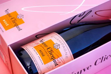 Şampanya Veuve Clicquot Rose şişe pembe kutusunda Close-Up