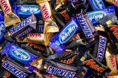 Snickers, Mars, sütlü yol ve Twix bakan şeker çubukları.