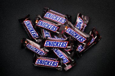 Snickers bakan gofret siyah arka plan üzerine yığını.