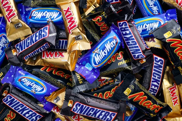 Snickers, Mars, Milky Way and Twix minis candy bars. — Stock Photo, Image