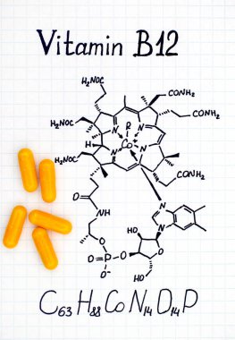 B12 vitamini ve sarı haplar kimyasal formülü.