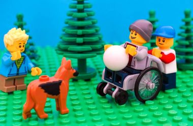Lego çocuk tekerlekli sandalyeye mahkum ile top arkadaşları ile oynamak hazır 