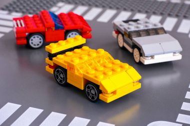 Üç Lego özel araçlarda Lego yol baseplate.