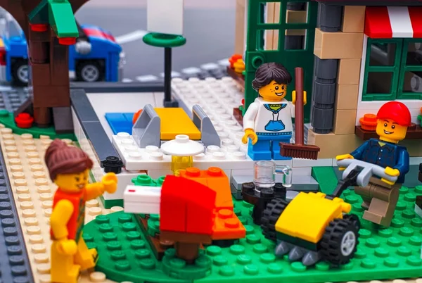 Lego casa e dei suoi abitanti . — Foto Stock