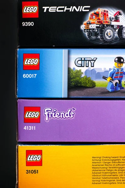 Siyah arka plan üzerine dört Lego kutu.