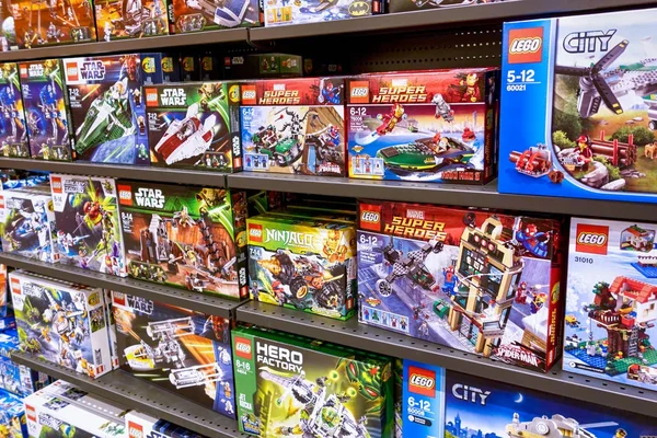 Cajas de Lego en estantes . — Foto de Stock