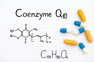 Koenzim Q10 kimyasal formülü ile bazı haplar.