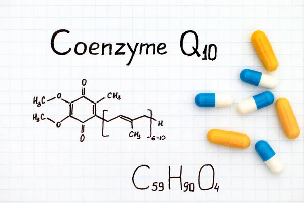 Fórmula química de la coenzima Q10 con algunas pastillas . — Foto de Stock