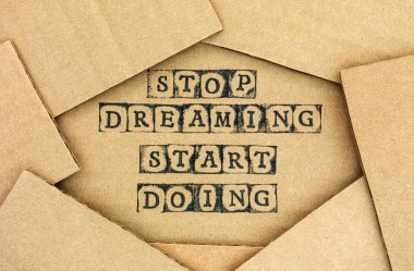 Kelimeleri durdurmak hayal başlamak bir şey yaparsanız siyah alfabe pullar tarafından üzerinde