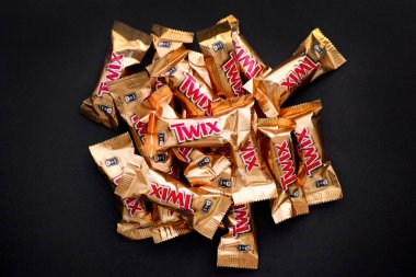 Twix bakan gofret siyah arka plan üzerine yığını