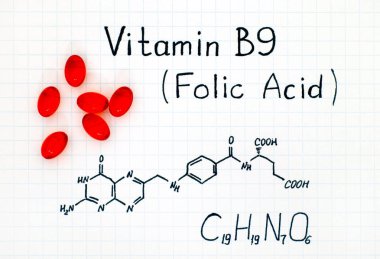 Kimyasal formülü Vitamin B9 (folik asit) kırmızı hapları ile. 