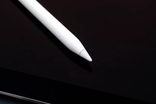 Белый цифровой карандаш на цифровой планшет — стоковое фото