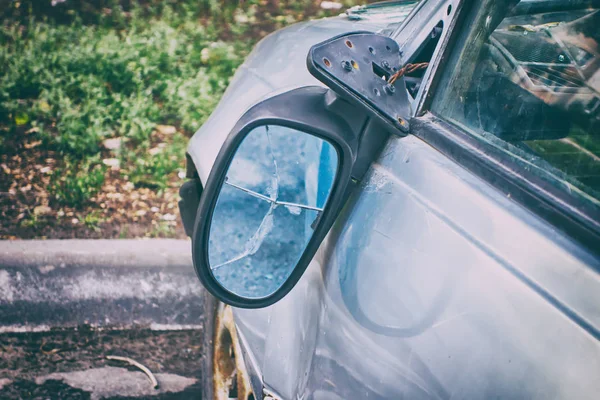 Gebroken kant bekijken spiegel op oude auto — Stockfoto