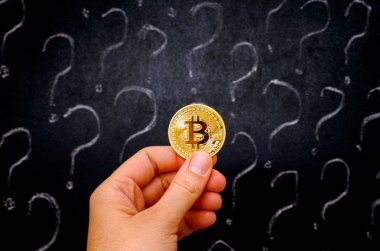 Kadın el yazı tahtası karşı altın Bitcoin sanal para ile 