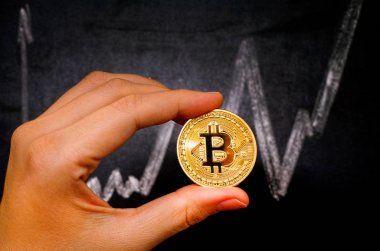 Kadın el blackboard ch ile karşı Bitcoin sanal para ile