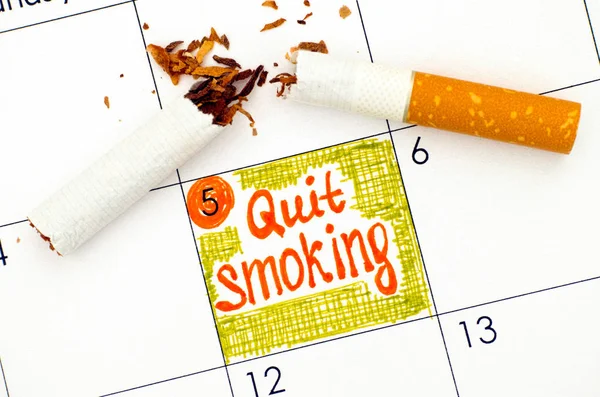 Reminder Quit Smoking in calendar with broken cigarette. — Stock Photo, Image