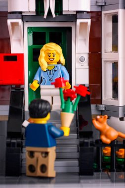Çiçekli kız için Lego adam. O onu Toplantı 