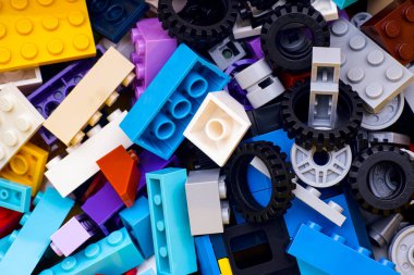 Çok renkli Lego blokları, tuğla, tekerlekler ve lastikler. Tam kare. 