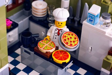 Lego Şef mutfakta üç pizza pişirme.