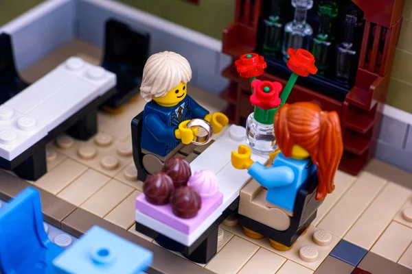 LEGO pár v restauraci. Muž dostane připraven navrhnout s ri — Stock fotografie
