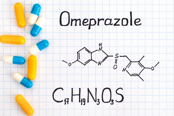 Formula chimica di Omeprazolo con alcune pillole . — Foto Stock