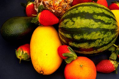 Siyah arka plan üzerine tropik meyveler