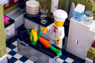 Tambov, Rusya Federasyonu - 04 Ocak 2018 sebze mutfakta yemek Lego Şef. Stüdyo vurdu.