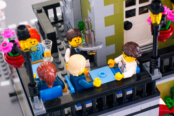 LEGO Restaurant Dachterrasse mit hängenden Laternen und Blumen, wo die Gäste essen — Stockfoto