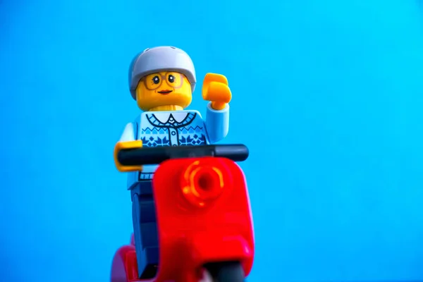 Лего старуха на скутере . — стоковое фото