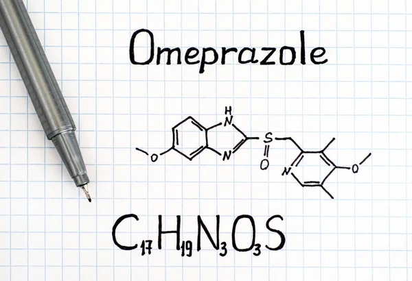 Wzór chemiczny omeprazolu z piórem. — Zdjęcie stockowe