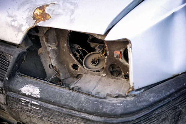 Altes kaputtes Auto ohne Scheinwerfer. — Stockfoto