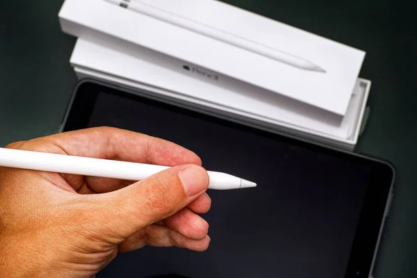 Apple Pencil в человеческой руке с Apple iPad Pro 10.0 и Pencil — стоковое фото