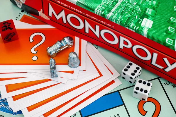 Monopoly bordspel vak kans kaarten, penningen, dobbelstenen om gameboar — Stockfoto