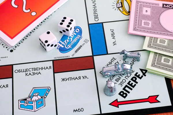 Monopoly Juego de mesa. Tres fichas en el campo Inicio del juego wi — Foto de Stock