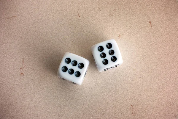 Dois dados sobre fundo de pedra . — Fotografia de Stock