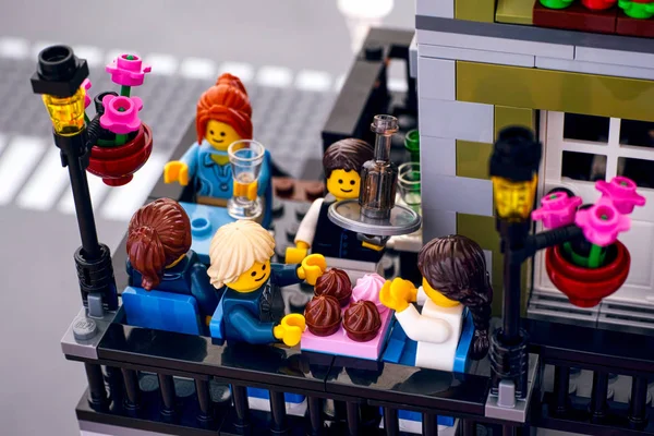 Lego Restaurant roof terrace. There are four customers and one w — Stock Photo, Image