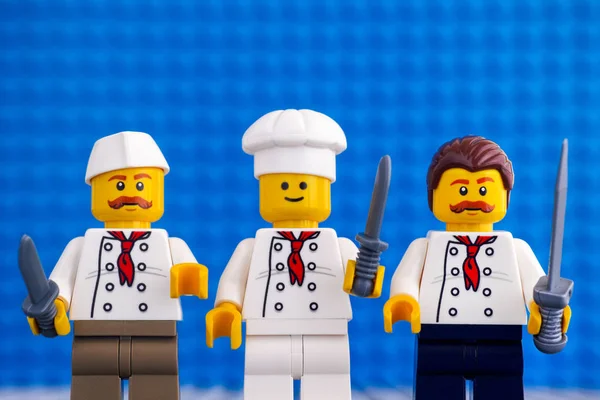 Tres chefs Lego con cuchillos . — Foto de Stock