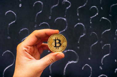Kadın el ile blackboard soruyla karşı altın Bitcoin 